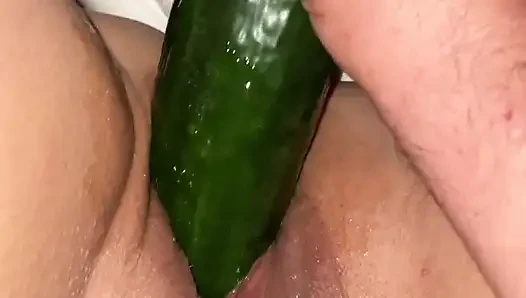 Tante seksi dan timun
