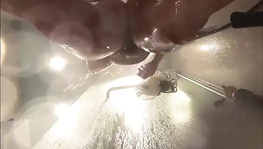 Webcam di bawah saudara tiri mandi. Memek be basah setelah ngentot sama pacarnya