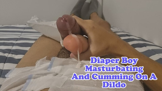 Diaper boy se masturbando e gozando em um vibrador ... Ele deixa tudo coberto de porra