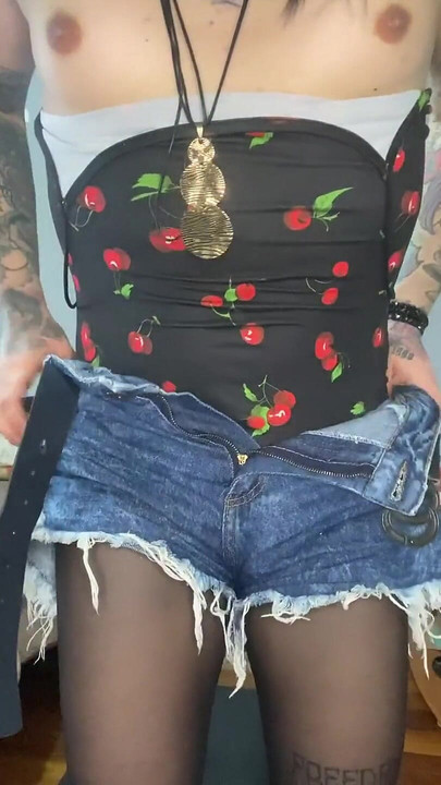 ฉันแต่งตัวทั้งหมดเพื่อทําให้คุณน้ําแตกกับฉัน