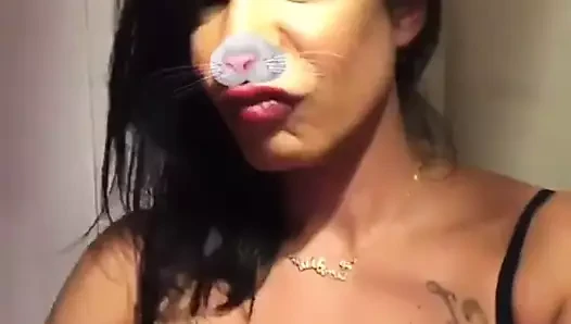 she know how to please man - India Castelani