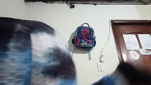 Ateşli kadın amcığını göstererek mastürbasyon yapıyor