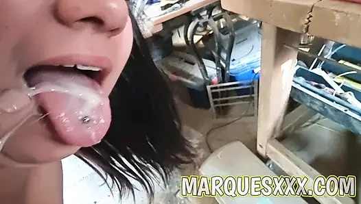 Sekretaris Panas Menelan Setiap Tetes Terakhir