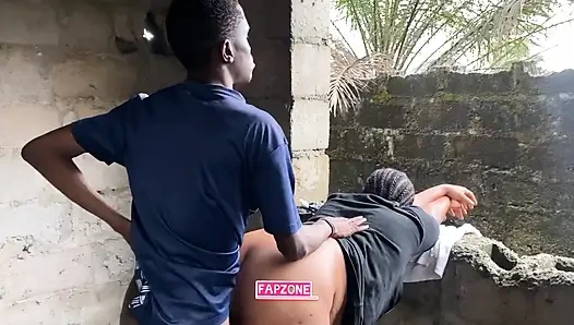 Softcore - seks gaya doggy di lokasi konstruksi sama saudara tiriku