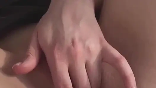 Parmaklarla mastürbasyon yapılan güzel ve sulu amcık