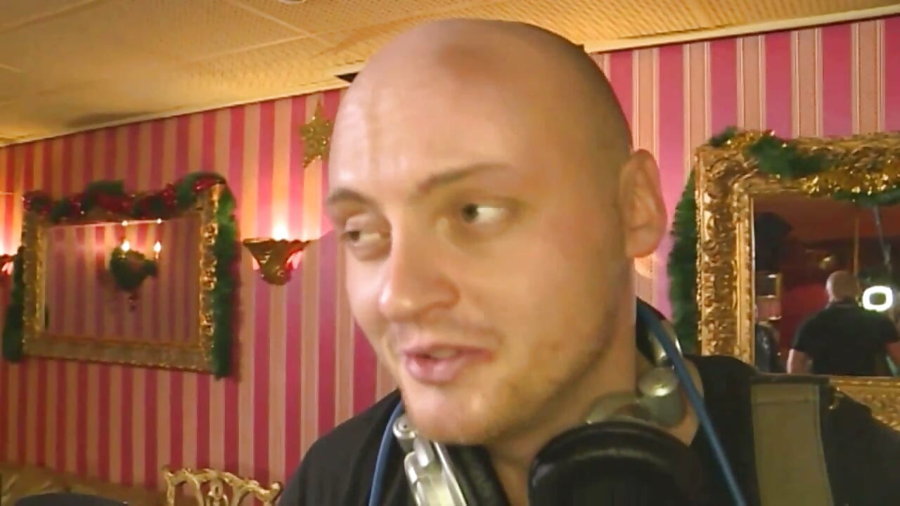 MILF z dużymi cyckami zerżnięta w studio muzycznym przez Twardego kutasa chcącego dać jej prawdziwą przyjemność