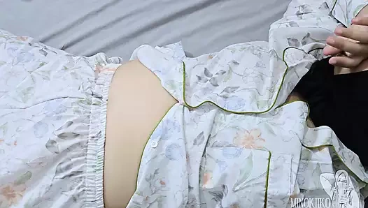 Невестка в хиджабе лежит в моей постели и пробует ее тугую киску - Minokiiko