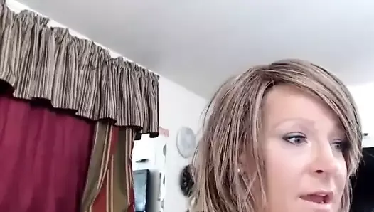 Another sexy webcam milf solo