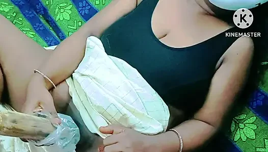 Gadis sange tamil lagi asik masturbasi sendirian pakai tongkat rol kayu - ngomong jorok tamil sambil meringis keenakan
