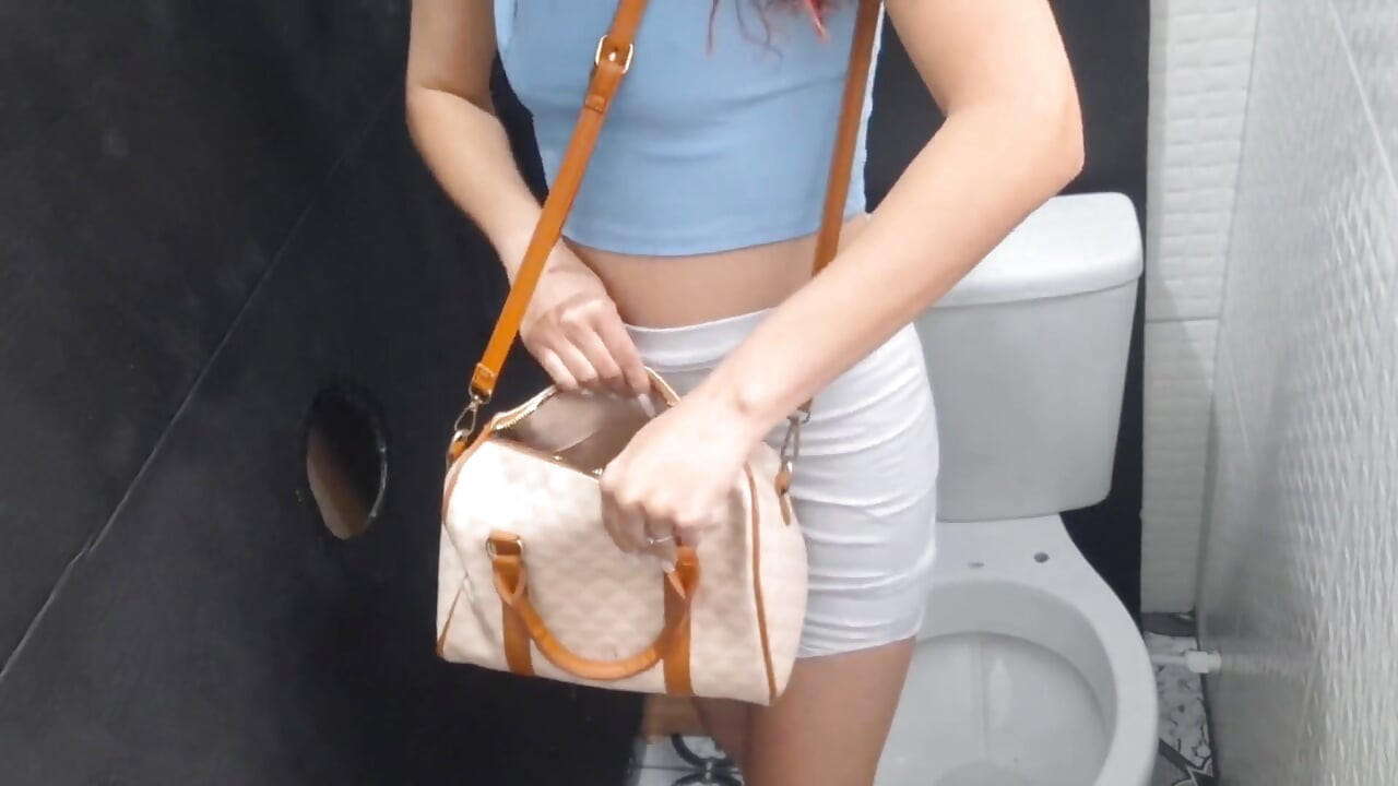 대학생 여자가 대학 화장실에서 글로리홀을 발견하다!