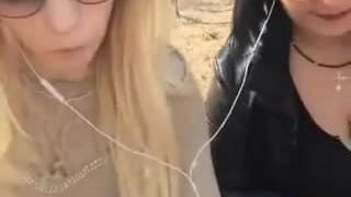 Duas meninas russas estão andando pela floresta se masturbando