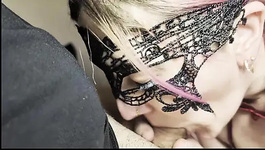 Nachmittags-hals-service - schwarzes kleid schluckt jeden tropfen