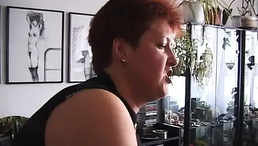 Kızıl saçlı kadın parmakları ve yarağıyla oynuyor