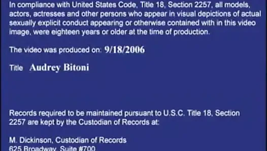 Audrey Bitoni oturma odasında göğüsleriyle sikişiyor