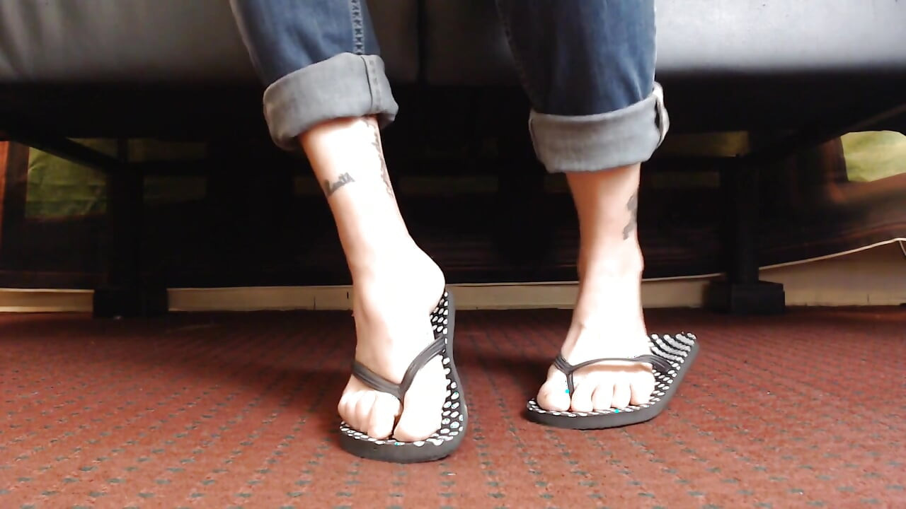Dotted flipflop sapato jogar closeup