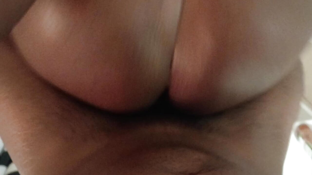 Ölige reife bBW auf den rücken gespritzt