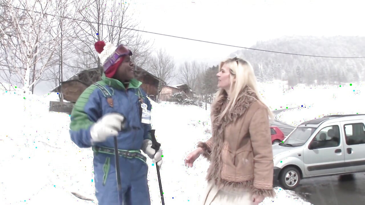 Blonda geme de plăcere în timp ce pizda ei este forată de o pulă neagră monstruoasă