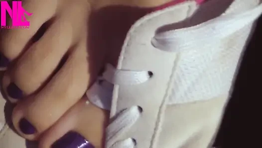 Puma spor ayakkabıyla yalınayak canlandırma