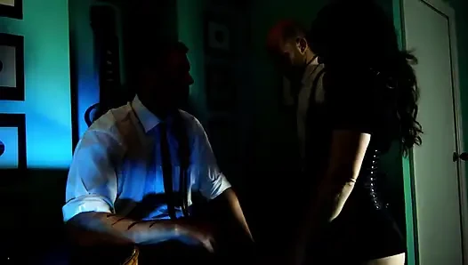 Büyük memeli azgın orta yaşlı seksi kadın sikiliyor ve amına boşalıyor