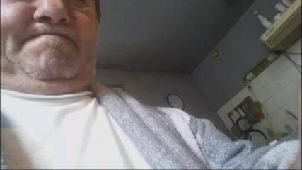 Il nonno gioca in webcam