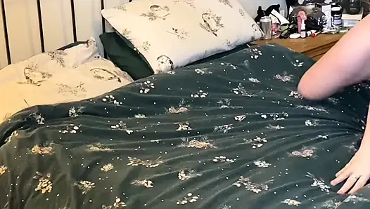 Junge Auszubildende Darf Eine Fenster-show Gucken