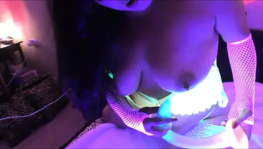 Permainan erotis lampu UV