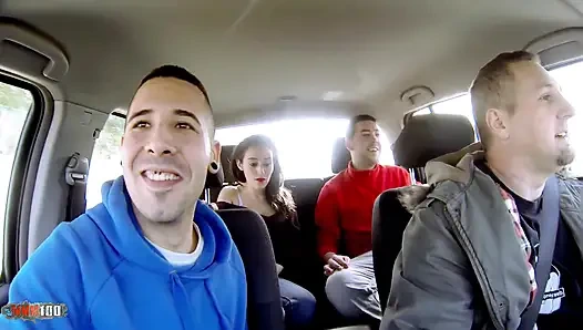 İspanyol hatun Vania Flores sakso ve gırtlağına kadar alıyor - amatör sert boşalma