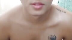 Kraken - adolescente gay asiática se masturba debajo de la ducha (con gemidos calientes)