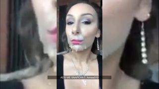 Milf obtiene su cara cubierta de esperma cremoso