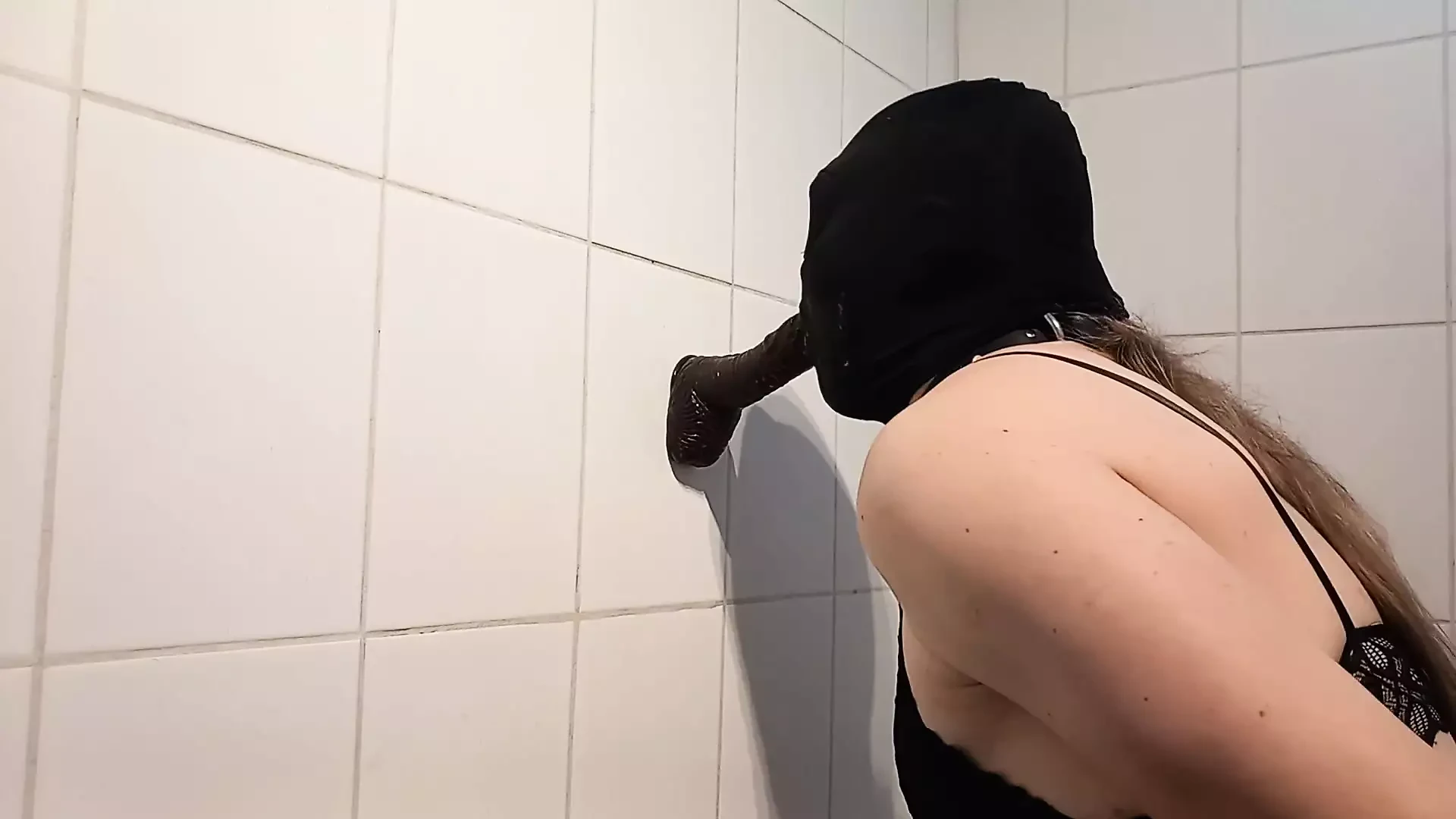 Mietje met een kap neemt pik gretig diep in keel