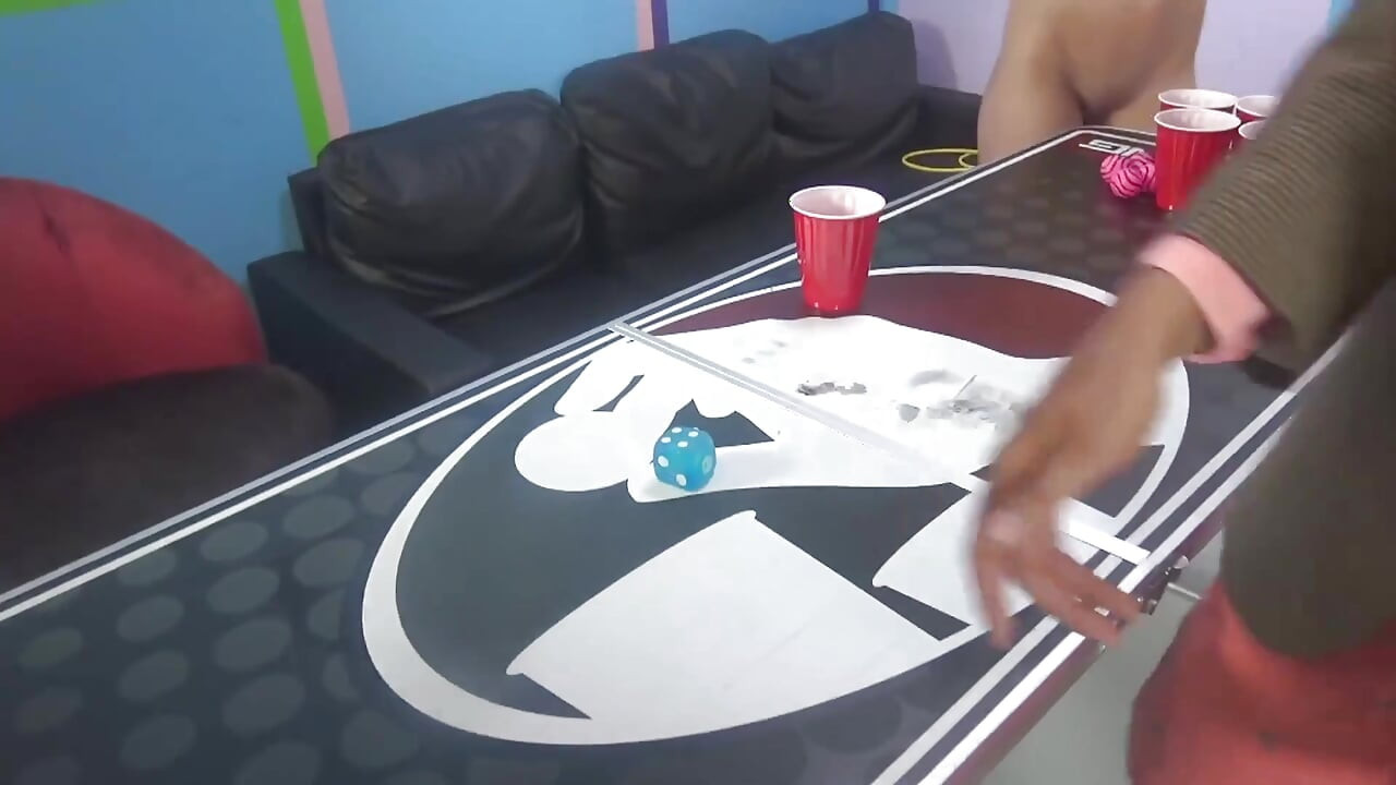Napaljene porno zvijezde sjedaju na lice sretnom frajeru dok mu puše i drkaju kurac