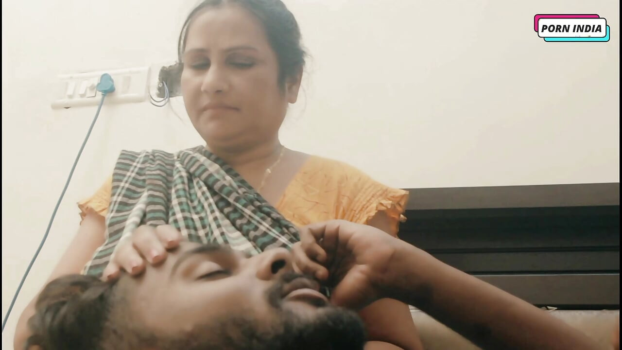 Servitoarea sexy indiană desi este futută tare