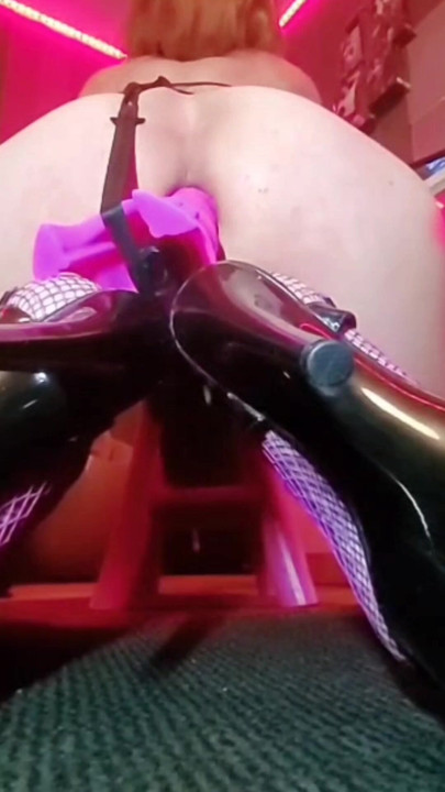 Bodystring, Eiffelov toranj🗼dildo u guzici Volim muzeti ovu kurvu.  Ružičaste mrežaste ribe, štikle na štiklama. Vanessabitchx