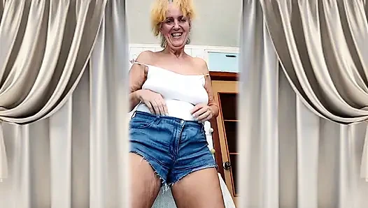 Жизнерадостная, фигуристая домохозяйка Лукерия флиртует с поклонниками на кухне.