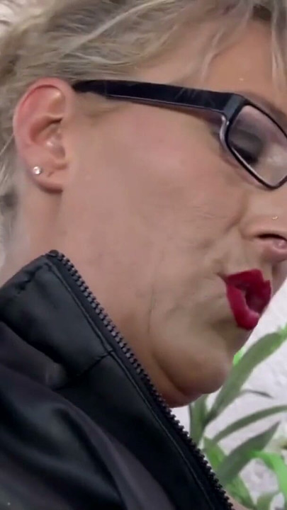 Ihr mann ist in Tokio also Fickt sie den Conny | Clip 1