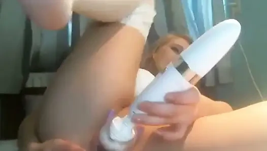 Трахаю мою мокрую киску и показываю мои ступни