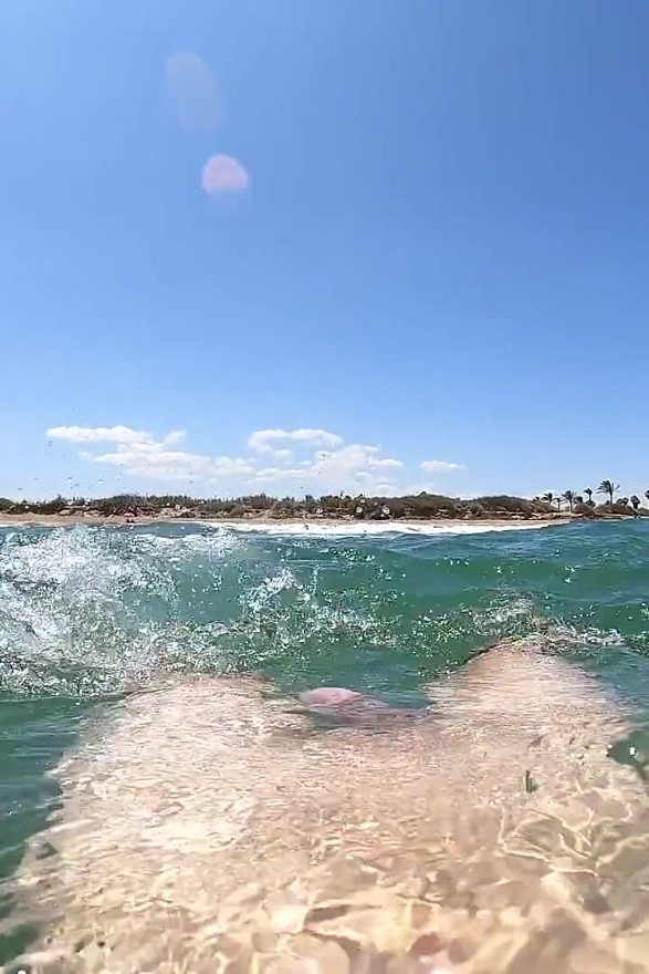 Me corro solo por el placer de sentirme libre, desnuda en una playa pública