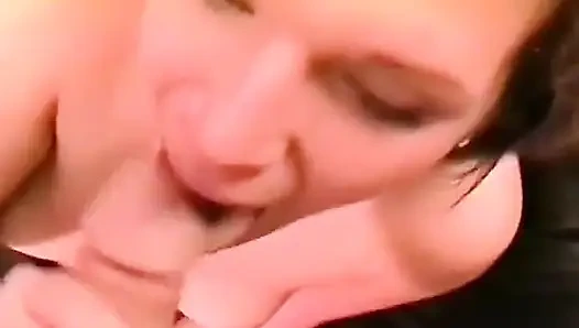 Belinda Blue iyi bir yarağı emiyor ve mastürbasyon yapıyor