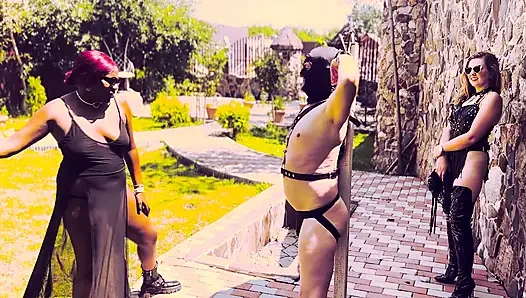 Cewek dominatriks kulit hitam yang marah mencambuk budak seksnya