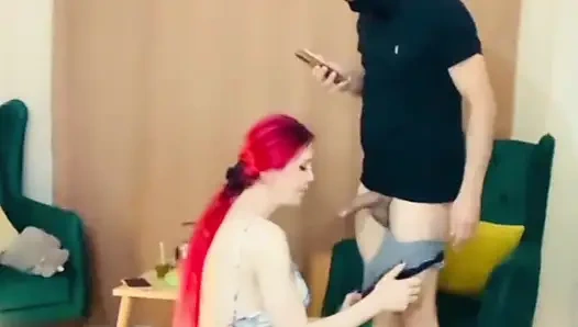 Mein cuckold-ehemann wird irritiert, als er seinen freunden meinen körper zeigt