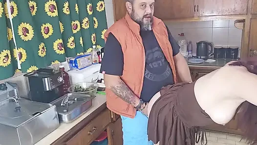 Sıkılmış ve görmezden gelinen kız arkadaş akşam yemeği yaparken sikiliyor