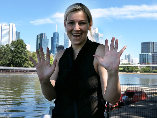 Handjob mitten in Frankfurt! Mega Public mit viel Sperma!!!