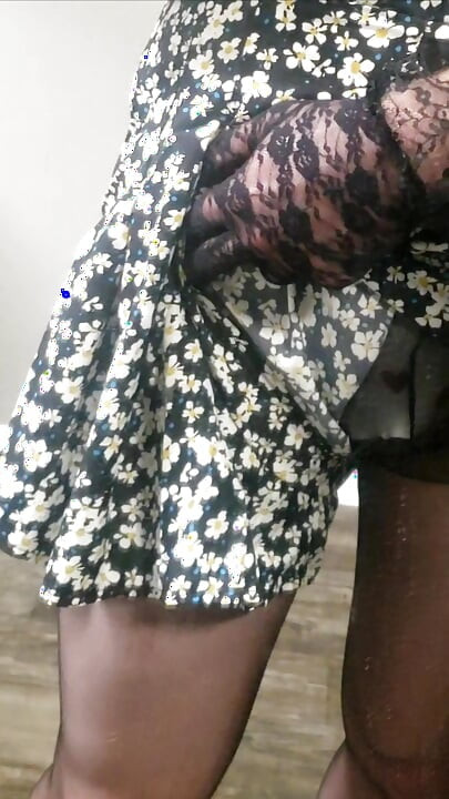 Fofa transgirl provocando seu pau enjaulado e rabo