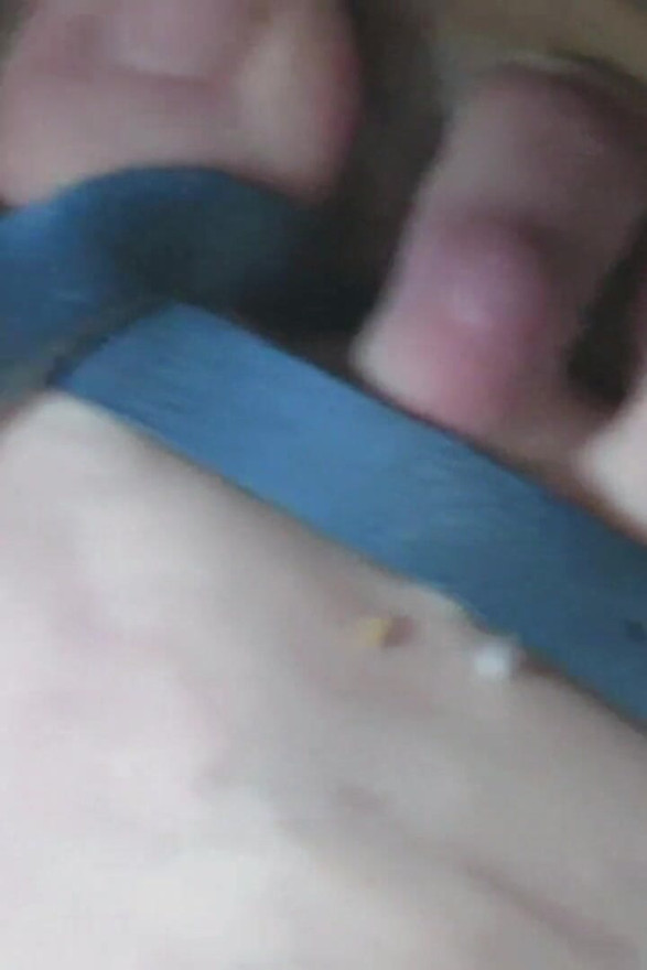 Revving, Nahaufnahme meiner füße mit sandalen, während ich das Gas treibe und trete!