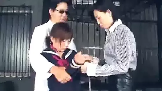 Dwóch lesbijskich japońskich strażników przyprowadza biedną niewinną dziewczynę.
