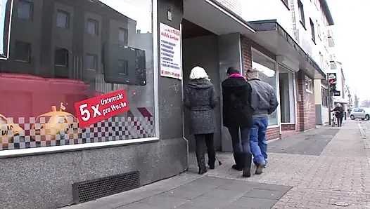 Esmer Alman sürtük yarağa biniyor ve sonunda mastürbasyon yapıyor