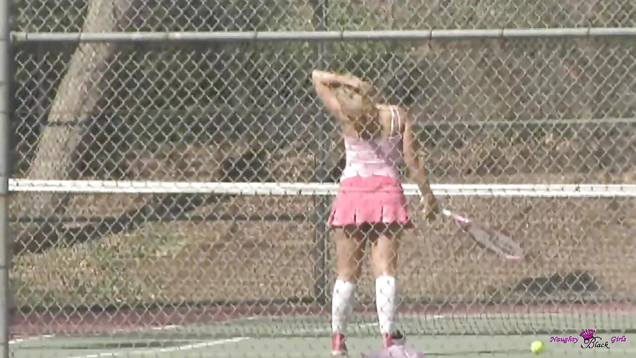 Эта красивая блондинка с большими сиськами знает, как взять большой черный член в ее тугую киску.