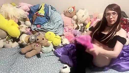 Plushie натирают мокрую киску