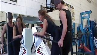 ¡La abuela hace mamadas en el baño del gimnasio!