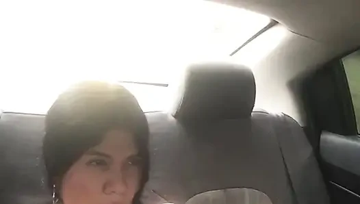 Lateinamerikanische Schlampe ruft ihren Mann an, während er im Uber masturbiert.